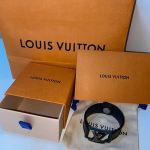 Louis vuitton Hockenheim bracelet  - Jag ska sälja mitt Lv armband. Det är i väldigt fint skick och har bara används ett fåtal gånger. Armbandet köptes på LV butiken i Stockholm och allt som man fick med vid köpet finns kvar dvs kvitto, låda till armbandet och dustbag . 
