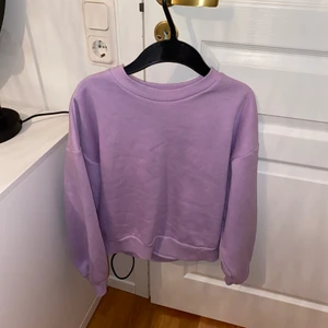 Sweater - Säljer denna fina lila tröjan💜 Använd 2 gånger 