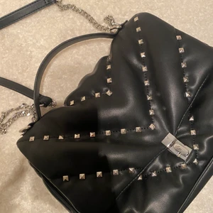 Trendig Nithandväska från zara - Säljer min snygga och trendiga handväska från zara eftersom jag redan har en likande och denna inte kommer till användning längre. Köptes för 1 år sen och använd 2-3 ggr och är i nyskick, superfin😍 köpare står för frakt 66kr❤️ köp direkt för 300 inklusive frakt 