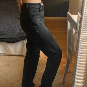 Högmidjade jeans - Skitsnygga högmidjade jeans i modellen Rowe. Långa för att vara i längd 32! 