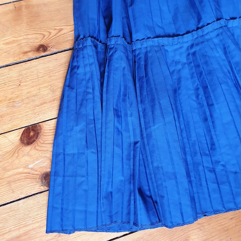 såå fin å unik kjol från 70talet! vackra volanger, bomull/polyester-blandning🌻 . Kjolar.