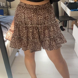 kjol - säljer denna superfina kjol!! den kommer inte till användning här hemma tyvärr. jätte fin och somrig!! 