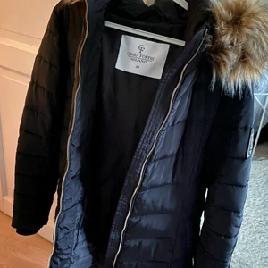 Jacka från bubbleroom  - Super snygg jacka från bubbleroom! Verkligen en skön å bekväm vinterjacka! Använd en vinter så denna har mycket kvar att ge! Behövs en tvätt om du köper den!!:) jag postar spårbart!!!🎉🤍🌸🎉