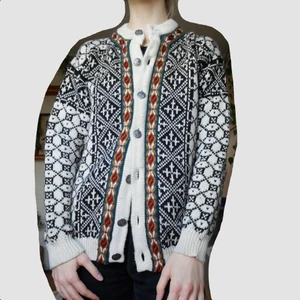 norsk stickad tröja ✨fri frakt✨ - stickad tröja i 100% ull från märket dale of norway. storlek m enligt lappen och passar lite löst på mig som vanligtvis är xs-s. det är bara att skriva för fler bilder💕 frakten ingår i priset