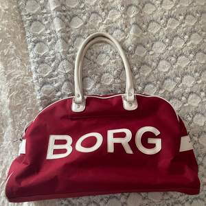 Mörkröd väska från Björn Borg ÄKTA! Inget sönder, bara axelbanden som är lite smått knottriga men inget som drar till sig uppmärksamhet. Jättefint skick i övrigt!
