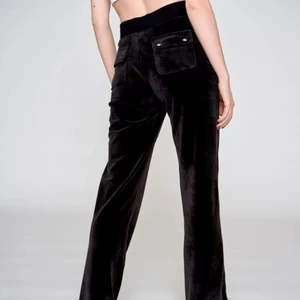 Juizy Couture - Ganska nya Juizy Couture byxor i storlek M. Dem är köpta på Juizy Couture hemsida. Dem är i väldigt bra kvalitet och ja säljer för att dem växt ur mig. Köpta för 1000kr