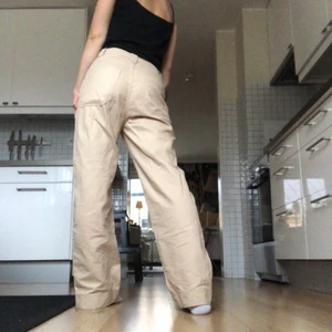 Weekday byxor  - Så snygga byxor från weekdays. Sitter bra i midjan men är lite baggy över benen. Fräsh färg och i ett Jätte bra skick! 