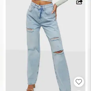 Ett par ljusblåa jeans från Nelly med en OTROLIG passform. Beställde dom häromdagen men dom var lite för korta för mig så säljer dom nu!! ORDINARIE PRIS 600!!!