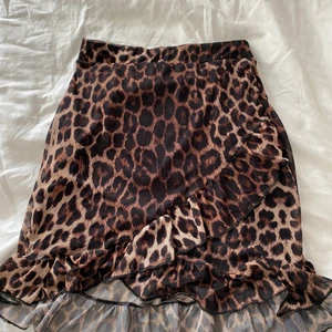 Kjol - Kjol oanvänd så i nyskick! Frakt står köpare för (köpare väljer fraktsätt) eller kan vi mötas upp i Kävlinge/Lund/Landskrona/Staffanstorp/Löddeköpinge osv 