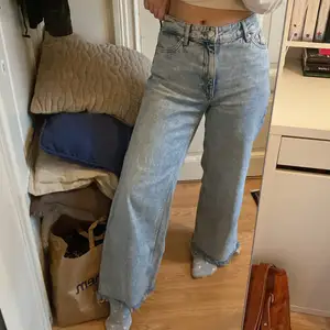 Vida ljusa jeans från Monki i storlek 27! De är i bra skick! Har inte använt dem särskilt mycket då de är för stora. De är avklippta längst ner eftersom de var för långa för mig (Jag är 163 cm).