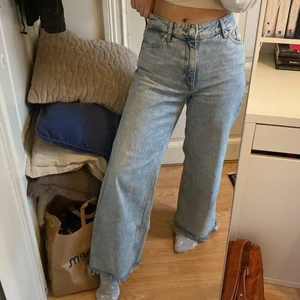 Vida jeans från Monki - Vida ljusa jeans från Monki i storlek 27! De är i bra skick! Har inte använt dem särskilt mycket då de är för stora. De är avklippta längst ner eftersom de var för långa för mig (Jag är 163 cm).