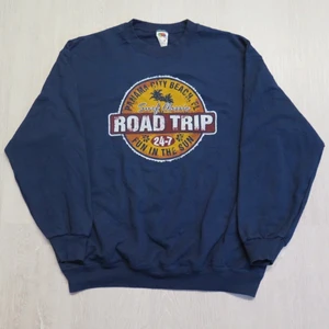 road trip sweatshirt - Mörkblå graphic sweatshirt “Roadtrip” strl XL. Passar bra som oversize om man har mindre strl :) 66 kr spårbar frakt.  Skicka meddelande vid frågor/fler bilder!  Notera att små defekter kan finnas då den inte är ny. Större brister nämns tydligt i annonsen/visas på bild. OBS! Bud är bindande!!!!!!! 