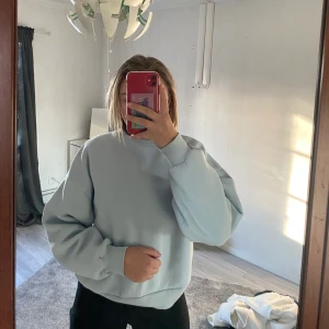 Sweatshirt - Fin blå sweatshirt från ginatricot originalproduktioner 200kr men säljer den för 100, varsamt använd och är i storlek S💞