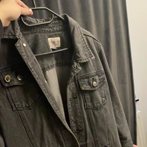 Jeans jacka i perfekt skick - Jeans jacka från Curlings, aldrig använt, storlek xs men är rätt stor i storlek 