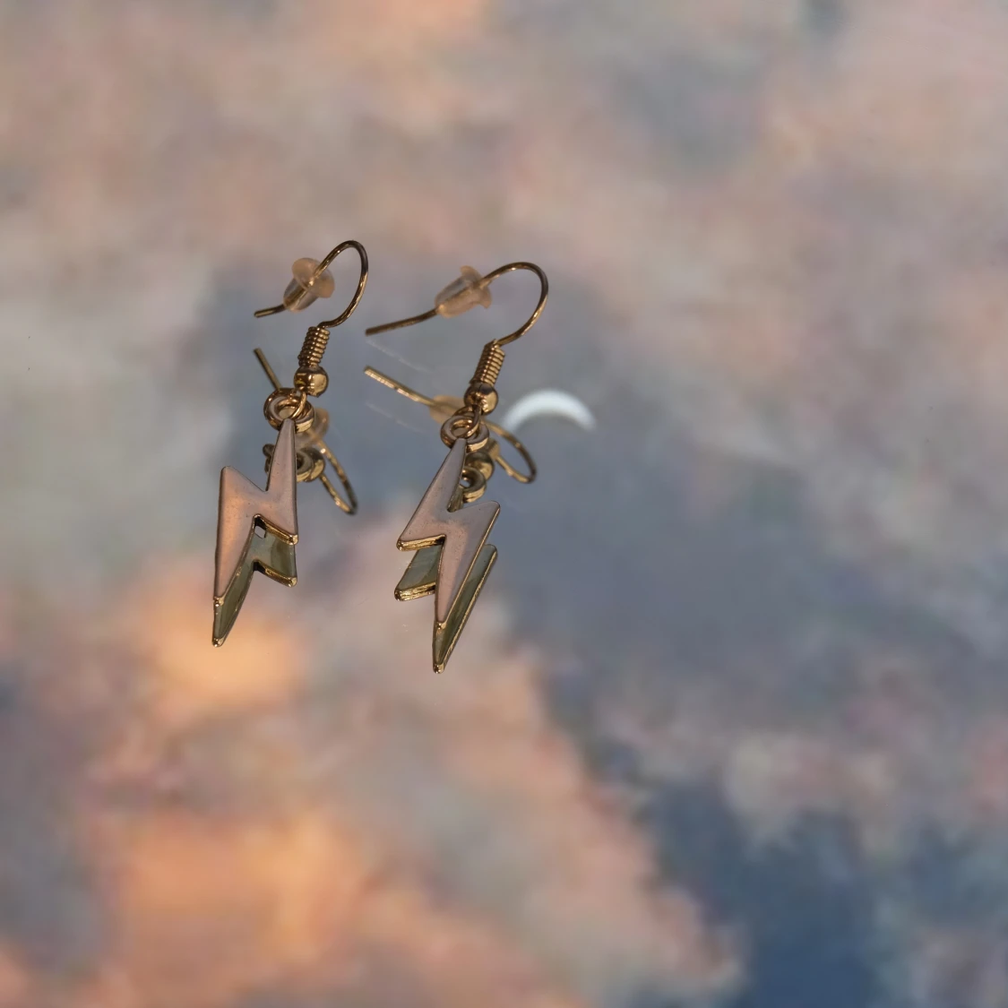 Örhänge med blixtberlock