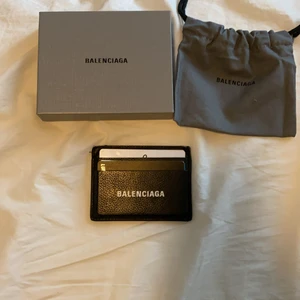 Balenciaga korthållare - En svart Balenciaga korthållare, är i bra skick lite lite sliten i ena hörnet. Nypris tror jag var på 2200-2400 kr men inte helt säker men runt där någonstans.