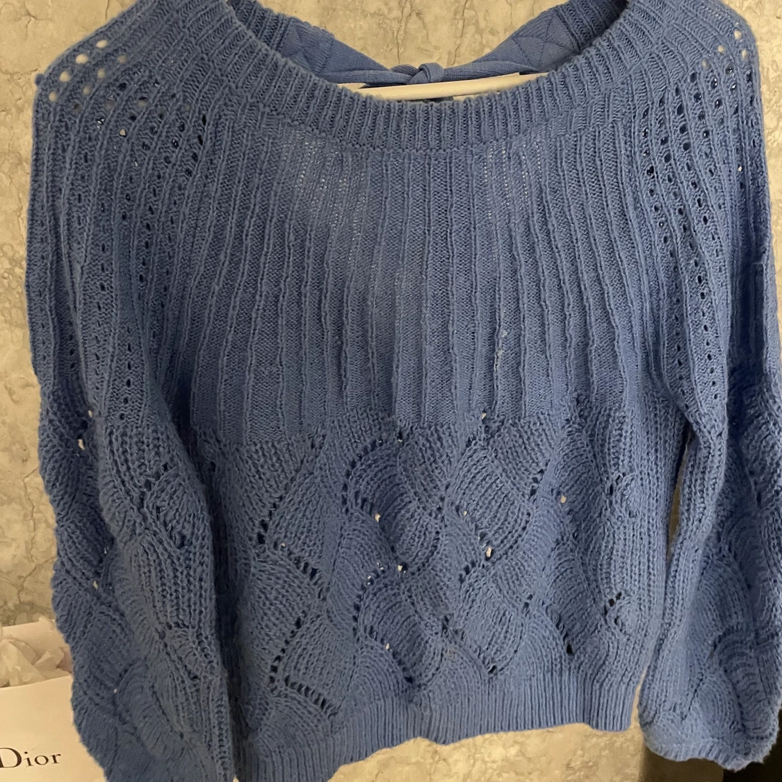 Stickad tröja med rosett i ryggen