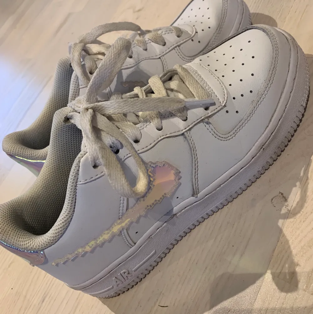 Nike air force 1 i mycket fint skick använda ett fåtal gånger. Stl 37,5. Skor.