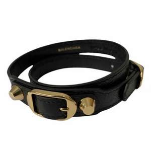 Balenciaga armband i svart och guld 🖤 Använt ett par fåtal gånger, som nytt