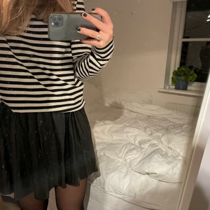 Skinn kjol - Säljer denna kjol i skinn imitation från barnavdelningen på zara. Den är köpt här på Plick och är i storlek 164.