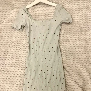 blommig klänning - jättefin blommig klänning från H&M, storlek Xs men passar S❤️ oanvänd❤️