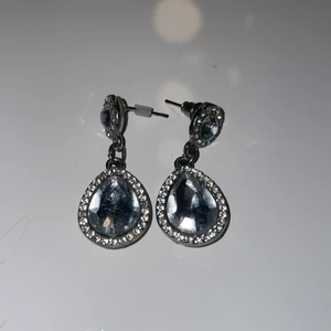 Öronhängen  - Super fina men tyvärr har ingen användning av dom.