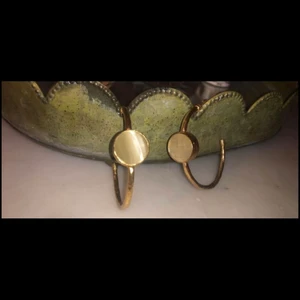 Förgyllda Halvcreoler  - Förgyllda halvcreoler med ljusa fasetslipade kristaller.Exklusivare örhängen. Med lyster. Finns nära Triangeln i Malmö. Kan skicka mot tillägg. 