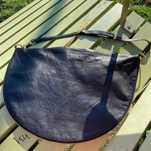 Ann Louise landelius design väska  - . Amazing beautiful bag black leather soft stora model! Jätte dyrt väska 5000,- i butik   Fantastisk väska från A.L.L. Så här står det på hemsidan, titta gärna in där för fler bilder: Hand made bag in black soft waxy Italian leather. All hardware in solid brass. The zipper is from YKK high end line. With two engraved pushbuttons on the shoulder strap you can regulate the strap in tow length, approximately 90 cm the longest and 60 cm on the shortest 