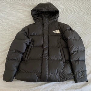 North Face Jacka  - Hej! Säljer den här otroligt varma och fina vinterjackan från North Face. Sparsamt använd, i bra skick! Storlek: S Bud: 1200 Bin: 1600 Kan fraktas!