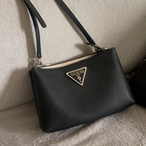 Äkta Guess  - Nytt svart vardag väskan många fack 2 med dragkedja i magnetnåls. Svart som ny jätte fint skick 