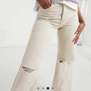 Beige/gräddvita 90-tals jeans från bershka i storlek 34. Helt oandvända med lappen kvar!💖💖💖💞(förlåt för dålig kavleté på ena bilden)