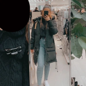 Parajumper strl XS - Säljer nu min vinter jacka som varit med mig i två vintrar nu. Super skön och varm jacka i storlek xs men skulle även säga att den passar s. Man får även med ett svart märke och knappar till. Jag är 155 och jackan kommer till mina knän. 