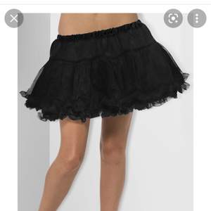Tyll kjol från tema shopen 100kr kan mötas upp om det behövs i helgen till halloween!