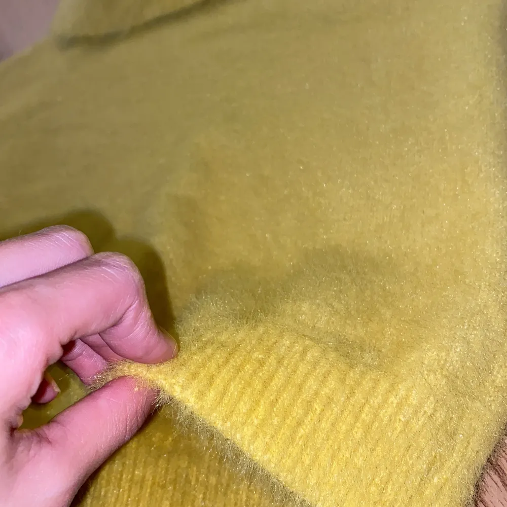 En fin och gul tröja till vinter . Tröjor & Koftor.