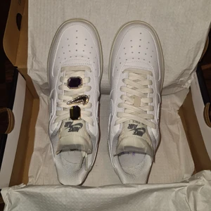 Air Force 1 Bling Jewels - Air Force 1 Low "Bling Jewels White". || Strl EU 37.5 || Helt oanvända, har inte ens testat dem. Endast öppnat upp för att ta bilder. || Köpta från Nike SNRKS. || Marknadens pris: 2500kr+ || Ni kan buda också, PMa mig! :) 