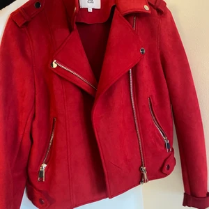 River Island jacka storlek 10 - Röd jacka från River Island. Använd en gång. Storlek 10