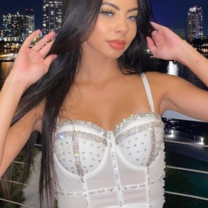 Vit topp - Superfin helt oanvänd topp, nypris 290kr ❤️ skulle haft till en ängel kostym men blir ej av. 