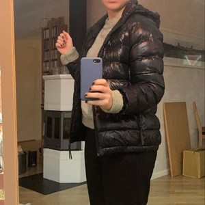 Pufferjacket från PeakPerformance - Super najs varm vinterjacka från peak. Köpte den för ca 2 år sedan för 2500kr. Storlek 160 men sitter toppen på mig som är vanligtvis en S. Lägger ut den för 1500 men är redo att sänka pris om du är smidig!