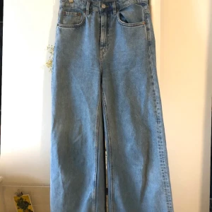 ACE WEEKDAY Jeans - Använda straight leg jeans i lightwash jeans färg från Weekday.