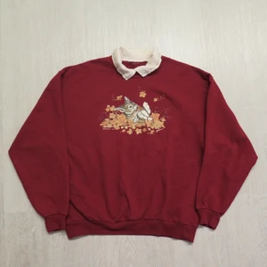 kanin sweatshirt - Röd perfekt sweatshirt till hösten (med krage) i uppskattad strl L. Passar bra som oversize om man har mindre strl :) 66 kr spårbar frakt.  Skicka meddelande vid frågor/fler bilder!  Notera att små defekter kan finnas då den inte är ny. Större brister nämns tydligt i annonsen/visas på bild. OBS! Bud är bindande!!!!!!! 