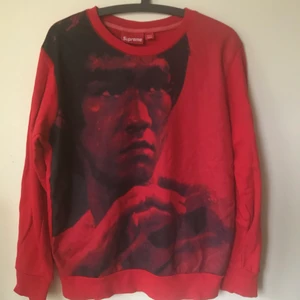 Women’s Supreme Bruce Lee Sweatshirt - Women’s Supreme Bruce Lee Sweatshirt  Size medium Great condition, no flaws or damage.  Fits like a regular small women’s sweatshirt. DM if you need exact size measurements.   Buyer pays for all shipping costs. All items sent with tracking number.   No swaps, no trades, no offers. 