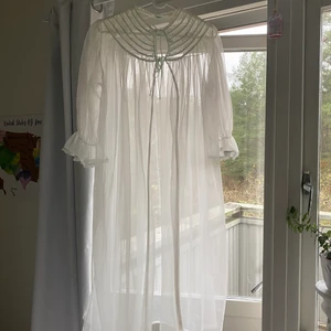 Kawaii Fairy Kei Vintage plagg - Plagg för stilen ”Fairy Kei”. Använd några gånger och har små hål i nacken (titta på bild 3). Annars jättefin och säljer då det inte är min stil längre.