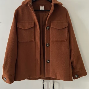 Höstjacka - Så fin brun jacka inköpt på hm för två år sedan. Dock jättebra skick då den knappt använts. Storlek XS  Finns i Sundsvall, kan fraktas om köpare står för frakten :)💖 