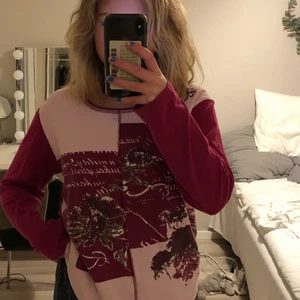 Tröja - En jätte fin rosa tröja med tryck på. Köpte second hand men har inte kommit till användning för trivdes inte i den rosa färgen. Men den är i mycket bra skick och väldigt skönt material😌