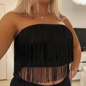 Topp - Topp med fransar från Zara, kan användas med eller utan axelband. Storlek S men skulle säga att den är lite liten i storleken.