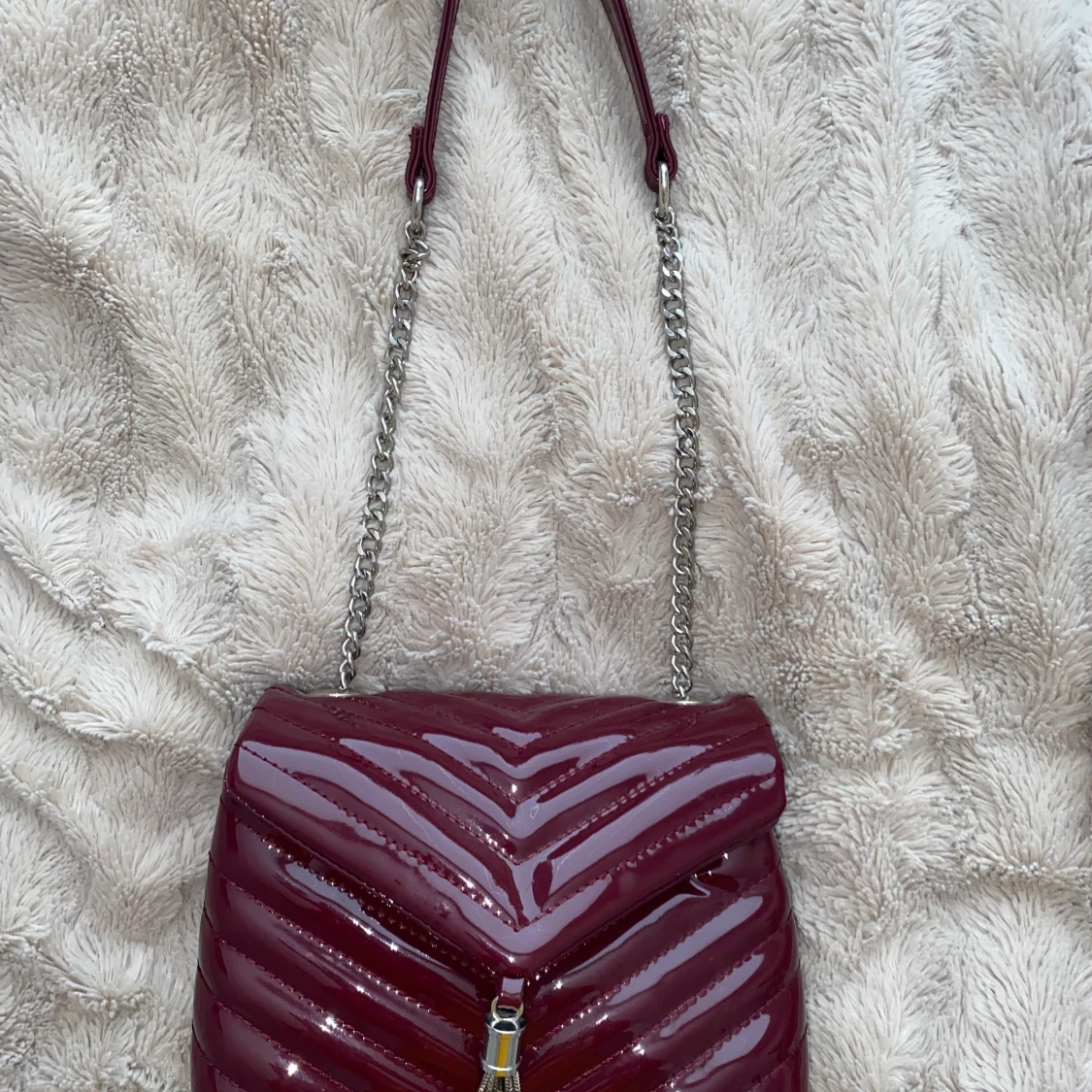 Vinröd väska - lackad  - 90