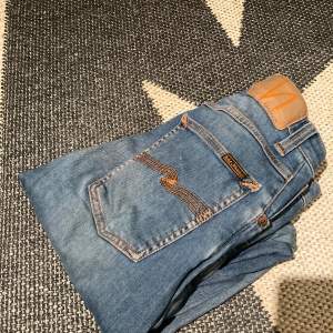 Denimblåa NUDIE jeans hightop Tilde i strl 26/30. Normala i strl. Inga anmärkningar. Perfekta blåjeansen i höst💙 ord pris 1399kr.