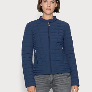 Guess Jacka - Säljer nu min guess jacka i storlek XS-S. Den är liknande som på bilden men i en lite lite ljusare nyans av blå. Aldrig använd så därav säljer jag den, jackan köptes för 999kr på Nk i Göteborg. Vid egna bilder är det bara att skriva😁