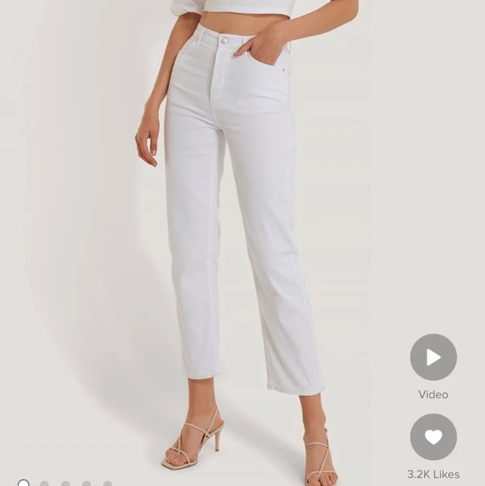 Vita jeans i bra skick, storlek 36. Ny pris 549 kr. Säljer för 100 kr+frakt❤️. Jeans & Byxor.