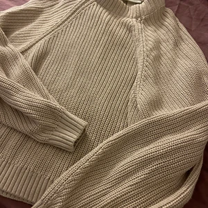 Beige stickad tröja från Monki  - Knappt använd, en snygg stickad tröja från Monki🥰 strl S men passar M också 